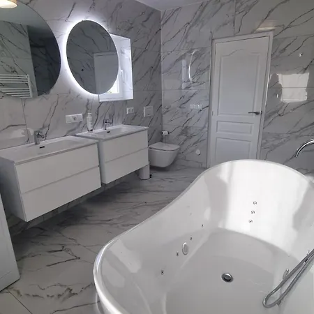 Meerblick Mit Terrasse, Pool Und Kostenlosen Wlan Neu Renoviert Apartment *