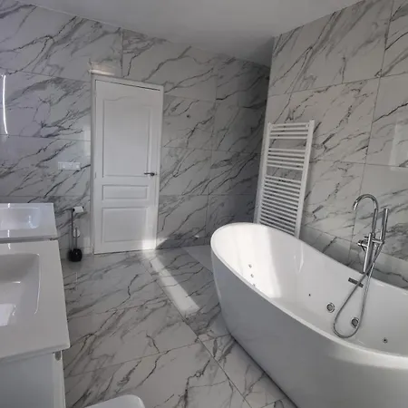 Meerblick Mit Terrasse, Pool Und Kostenlosen Wlan Neu Renoviert Apartment