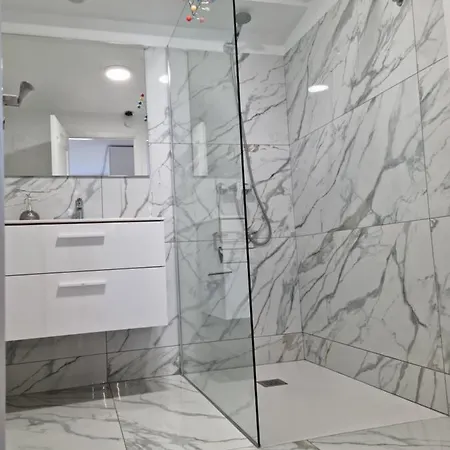 Meerblick Mit Terrasse, Pool Und Kostenlosen Wlan Neu Renoviert Appartement